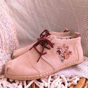 Toms Bota Floral Embroidery Suede Rope Sole Blush Pink Booties